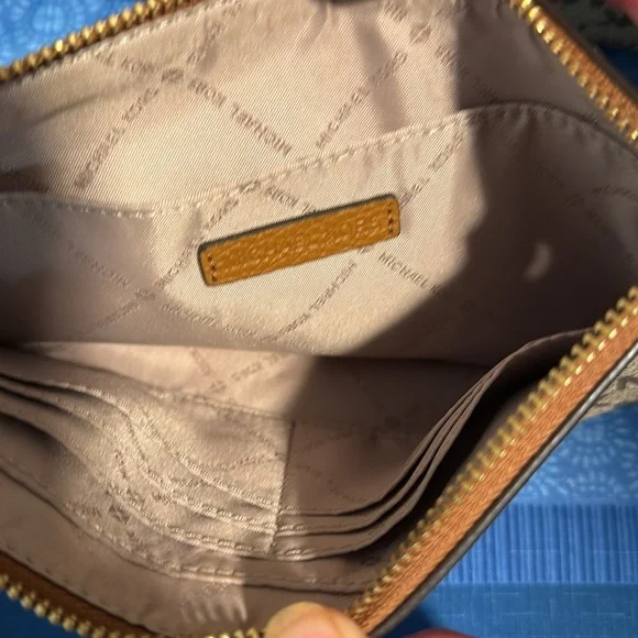 Michael Kors Cream Shoulder Bag with Signature Pattern - Picture 4 of 4